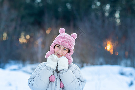 可爱的少女玩雪球玩得开心 准备扔雪球 笑声幸福雪花童年情感孩子微笑游戏降雪季节快乐图片