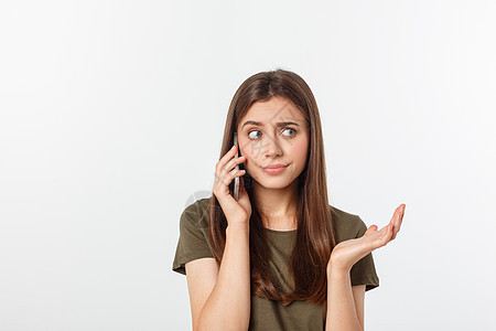 忧心忡忡的年轻女人看起来很紧张 女性在打电话时很紧张 感到沮丧和担心电话交谈的概念工作室思维挫折手机技术焦虑女士灰色讲话白色图片