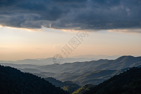 北泰国清迈山的夕阳落日风景阳光天空旅游场景薄雾植物冒险旅行国家图片