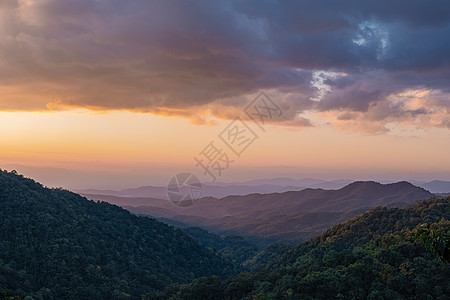 北泰国清迈山的夕阳落日爬坡阳光旅行顶峰游客风景日落太阳蓝色农村图片