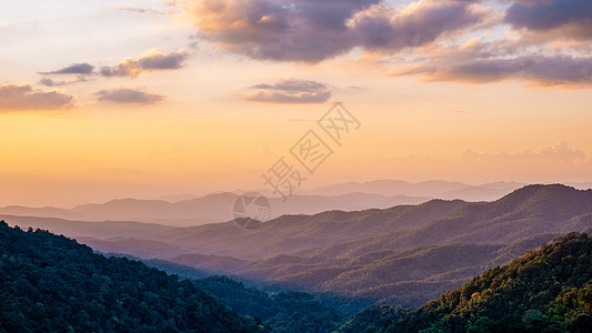 北泰国清迈山的夕阳落日土井旅行薄雾场景太阳阳光冒险国家季节游客图片