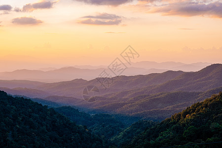 北泰国清迈山的夕阳落日农村国家爬坡风景顶峰土井蓝色冒险太阳场景图片