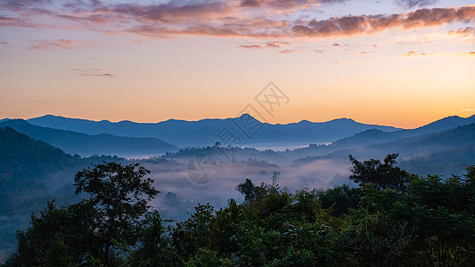 北泰国清迈山的夕阳落日旅行爬坡植物薄雾日出顶峰场景国家天空土井图片