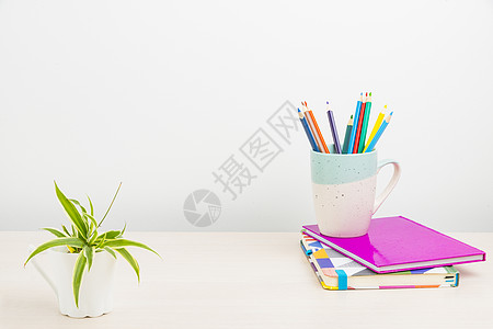 整洁的工作区设置 写字台工具设备 智能办公布置 学习桌 做笔记 清新的房间设计 井井有条的桌面 回收材料办公室学生桌子蜡笔蓝色绘图片