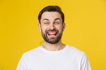 黄色背景孤立的青年散日男子肖像灰色男人白色微笑成人男性工作室幸福快乐头发图片