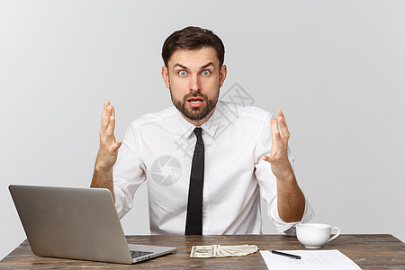 在办公室工作的不快乐的男性 看着摄像机 前视镜 孤立在白色上挫折人士压力技术老板成人男人衬衫互联网桌子图片