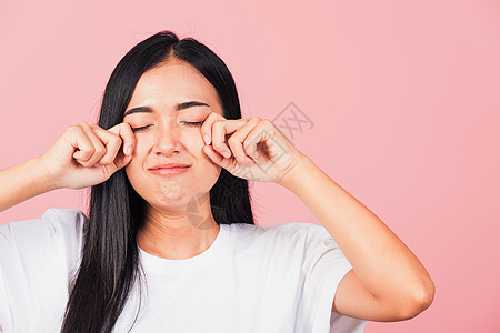 女人心情不好 哭着用手指擦眼泪愤怒女孩悲伤损失鬼脸震惊女士情感头发挫折图片