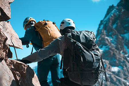 两个人爬到山顶上朋友远足旅行伙伴冒险登山岩石顶峰运动员游客图片