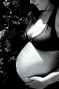 七个月在公园怀孕的孕妇家庭条纹成人女性妈妈孩子药物母性施肥时尚图片