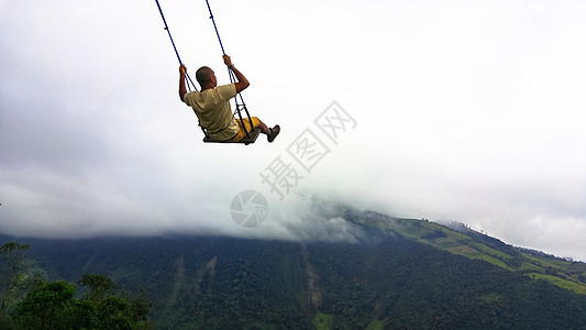 位于厄瓜多尔巴诺斯树屋日落吸引力天空乐趣高度房子天线头发旅行女士图片