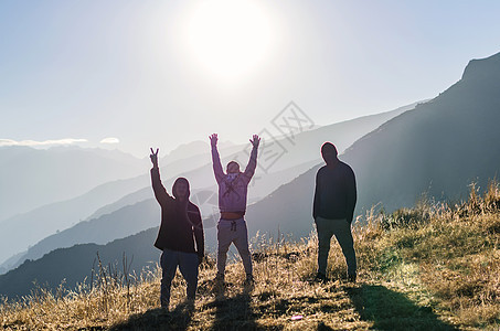 三个快乐的朋友正在寻找山区 一起玩得开心 用空格换文本 旅行概念图片