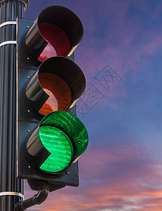 向日出时的交通信号点亮绿灯作为希望的概念图片
