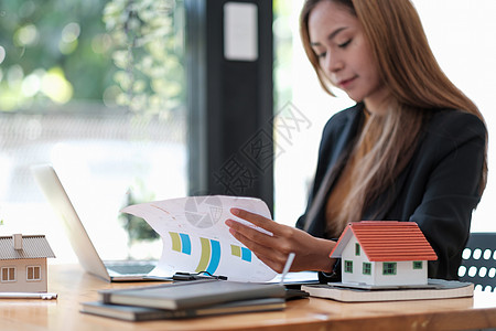 商业女性代理人计算房地产的金融和投资贷款 商业女性和投资有关房屋 建筑或房屋抵押的财产图片