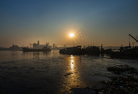 中河的货船和Chao phraya河沿线工业工厂清晨风景优美 全景一亮太阳环境血管炼油厂日落天空墙纸运输戏剧性气氛图片