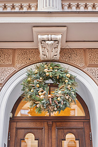 圣诞节早上 房子有装饰的门 还有圣诞花圈和树枝 欧洲街市 是的幸福栏杆楼梯气球松树假期季节寒假花圈玻璃图片