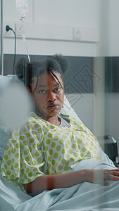 住在医院病房的非洲美洲妇女肖像图治疗处方监视器诊所药品速度情况卫生药物疾病图片