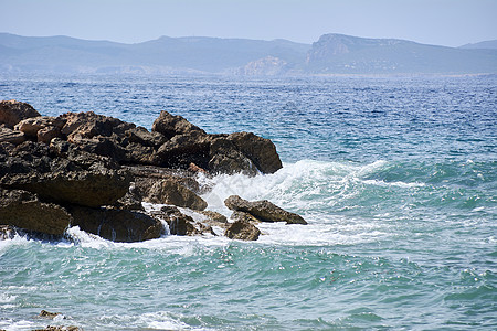 岸边的岩石被波浪撞击运动边缘踪迹摄影天气海岸线碰撞地平线海浪冲浪图片