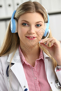 耳机线上咨询的微笑经验丰富的全科医生药品专家从业者工作医疗心脏病快乐中心电话诊断图片