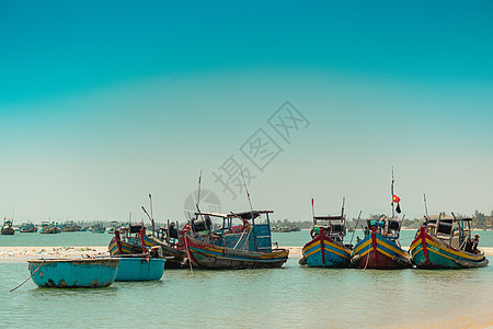 海蓝宝石蔚蓝海景晴朗的天空视图 真实的自然之美背景 红蓝摩托艇航行停靠在浅水边沙滩湾平静的海面上 钓鱼生活方式 乐园 旅行休闲旅图片