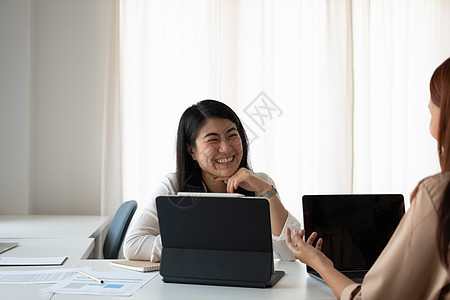 与客户财务会面的亚洲女性顾问 在现代办公空间面试的年轻漂亮的候选人 商业咨询或就业概念图片