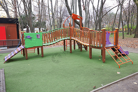 儿童游乐场孩子塑料娱乐运动公园黄色孩子们享受玩具森林图片