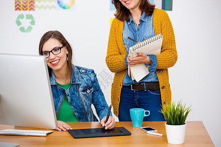 临时商业妇女桌子风暴设计师办公室战略生意电脑团队职业头脑图片