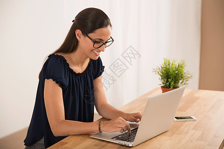 在我的家福菲斯工作拉丁互联网老师商业办公室工作室企业家女性电脑教育图片