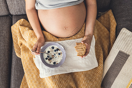 孕妇食用健康食品的情况怀孕腹部母亲食物肚子卧室营养成人身体饮食背景图片