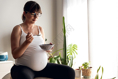 孕妇吃一些健康的食物运动肚子女孩房子妈妈婴儿父母怀孕房间福利图片