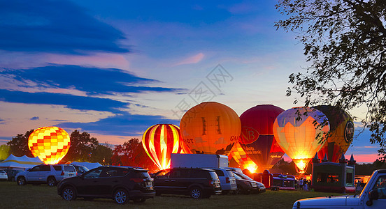 多热空气气球 如气球般点火 蒸汽罐和闪亮气球环境竞赛飞机航空场地旅游运输飞行天空闲暇图片