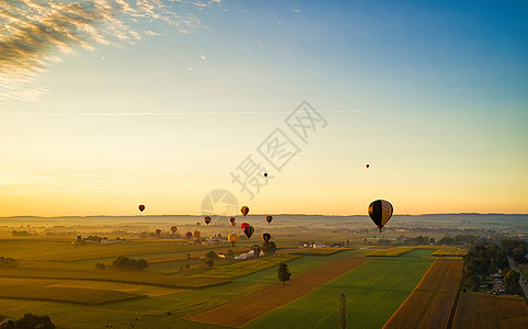 清晨乘Tru乡村边上许多热空气气球的空中观光活动天线场地飞艇冒险航空运输闲暇飞机节日蓝色图片