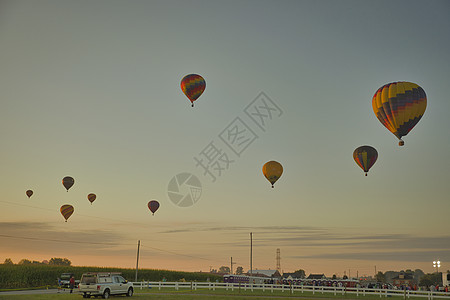 许多热空气气球正在准备起飞的景象旅行天空休闲环境飞行冒险旅游节日航空飞艇图片