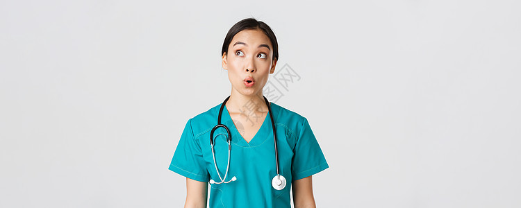 保健工作者 预防病毒 检疫运动概念 令人印象深刻和惊异的女医生 身穿医疗洗涤剂的护士 他们向左上角看喜悦 白种背景女性隔离外科成图片