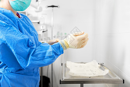 冠状病毒的概念 女护士穿上防护服 护士穿着个人防护装备与冠状病毒疾病作斗争工人职业外科房间紧迫感感染安全病人预防药品图片