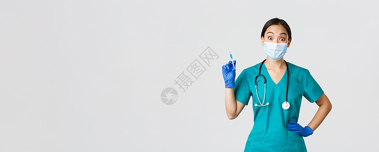 Covid19 冠状病毒病 医护人员的概念 笑得开心的亚洲医生 戴医用口罩和橡胶手套的女医生 准备注射用疫苗的注射器 白色背景学图片