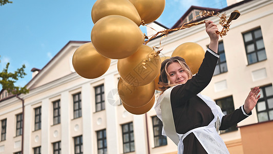 在学校的最后一天 俄罗斯女学生带着气球快乐头发生活童年青少年城市假期工作室教育艺术女士图片