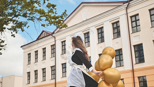 在学校的最后一天 俄罗斯女学生带着气球快乐幸福钟声头发丝带街道孩子们微笑童年假期青少年图片