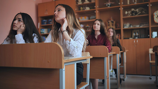 上课时课桌边的班级11年级学生 是俄罗斯学校的学生教育团体导师男生男孩们知识专注女孩瞳孔教学图片