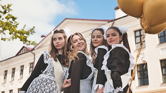 毕业的俄罗斯女孩们在最后一天上学时 都带着橙色气球毕业了学校微笑孩子女学生街道学习大学科学情感女孩图片