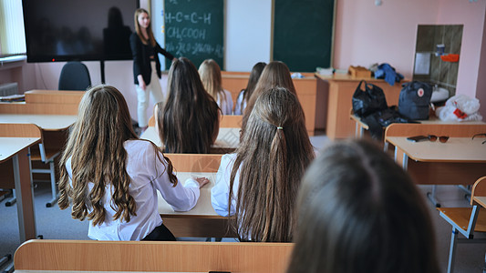 上课时课桌边的班级11年级学生 是俄罗斯学校的学生团体女学生测试同学房间家庭作业学习小学生知识孩子图片