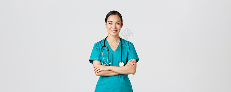 Covid19 保健工作者 大流行病概念 充满自信的微笑 有吸引力的女护士用洗涤剂 听诊器 交叉手臂胸部和看相机 白背景等特征外图片