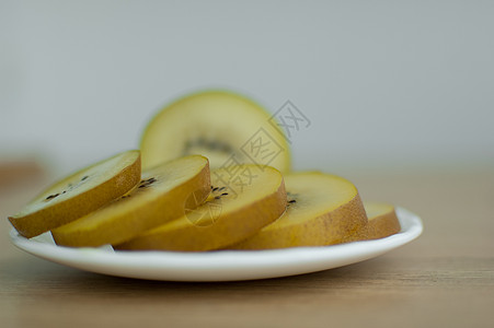 在厨房的白板上 有黄纸浆的金基维切片 异味水果 健康饮食概念金子盘子工作室维生素热带早餐猕猴桃黄色营养食物图片