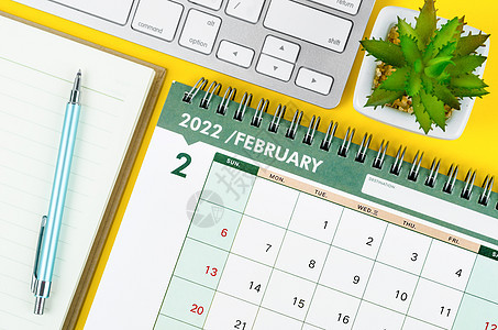 2月2022日 台式日历和带键盘计算机的日记图片