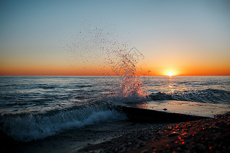 海景景观 海滩上有海浪 日落和日落图片