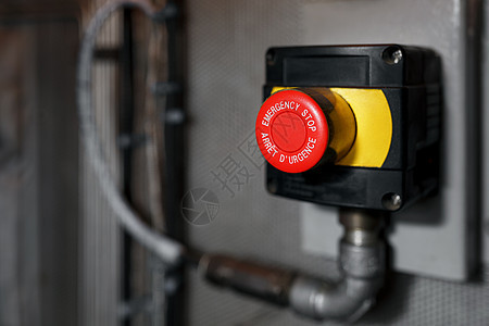 用于手压的红色紧急按钮或停止按钮 工业机器的停止按钮 安全的紧急停止警报吊坠工人事故帮助圆圈预防力量技术制造业图片