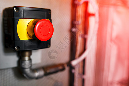 用于手动按下的大红色紧急按钮或停止按钮 工业设备的停止按钮 紧急停止 红灯 在工厂和工业设施背景