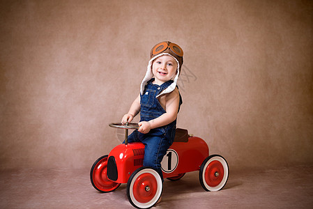 小男孩 玩木制汽车 室内 行李箱在他身后力量超级英雄玩具男生飞行员司机自由创新庆典女孩图片