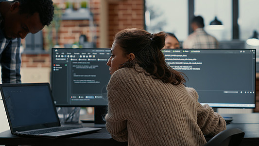软件程序程序员将膝上型电脑与源码放在同事编码器服务台 征求意见图片