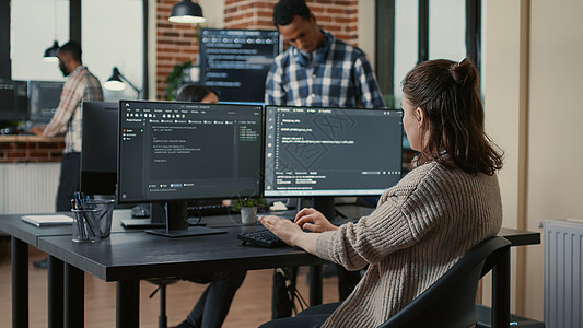 关注多台计算机屏幕的软件开发器写法代码(查看多个计算机屏幕)图片