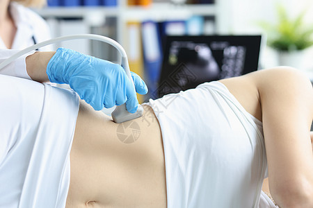 医生在诊所闭诊时对病人进行肾脏超声检查女性临床器官考试诊断传感器治疗疾病医院程序图片